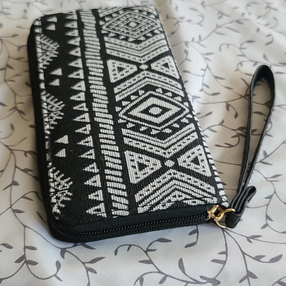 💥 Free with Bundle 💥 Aztec Wristlet wallet - Picture 3 of 3